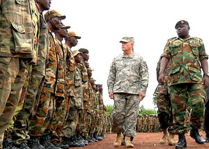 US-General Hogg inspiziert in Sierra Leone Soldaten für Somalia
