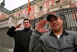 Zwei nichtspanische Rekruten der spanischen Armee